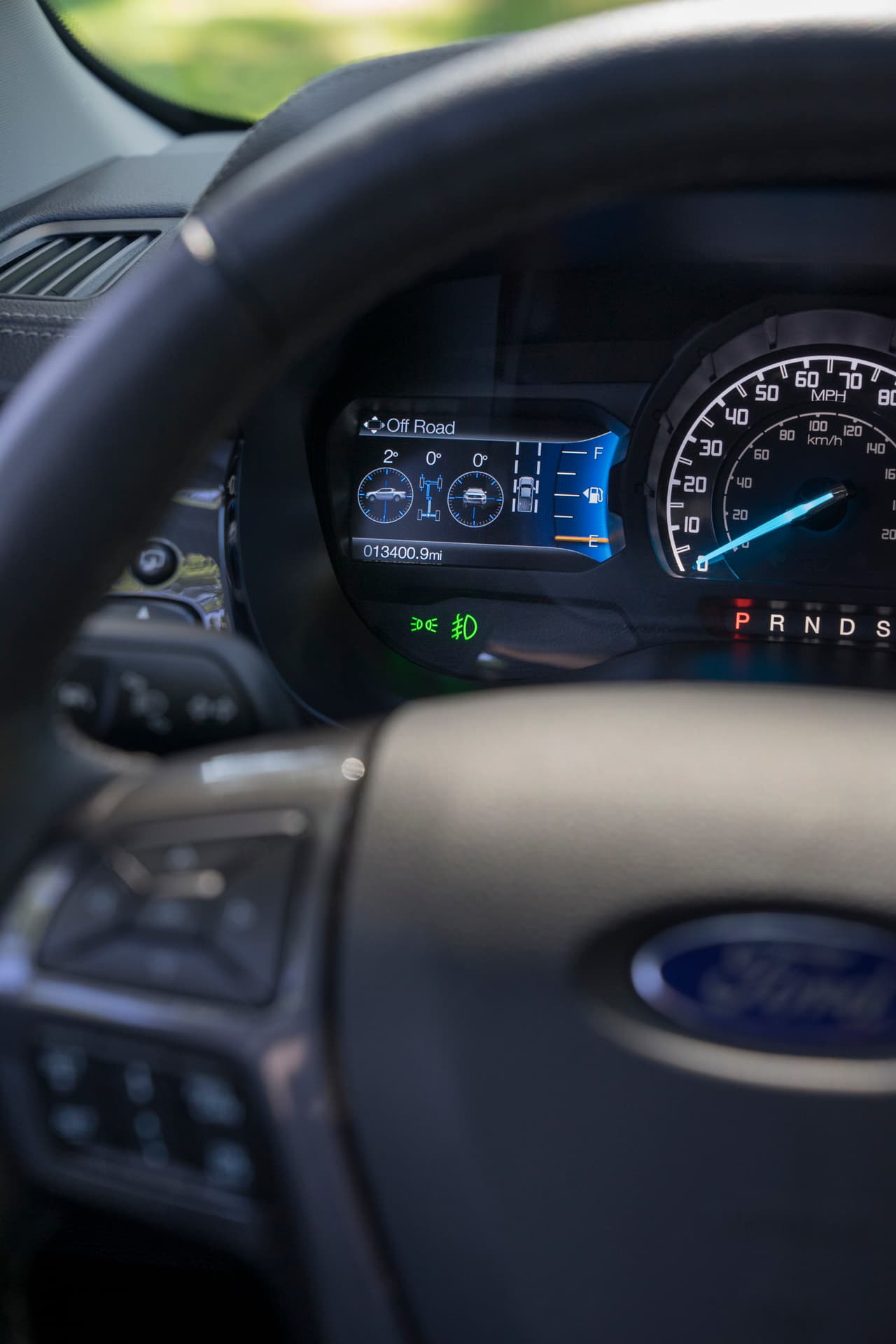 En el interior, el panel de instrumentos ahora incorpora una sección dedicada al manejo todoterreno, donde el conductor tendrá acceso en tiempo real a información sobre el cabeceo, inclinación y vuelco.
