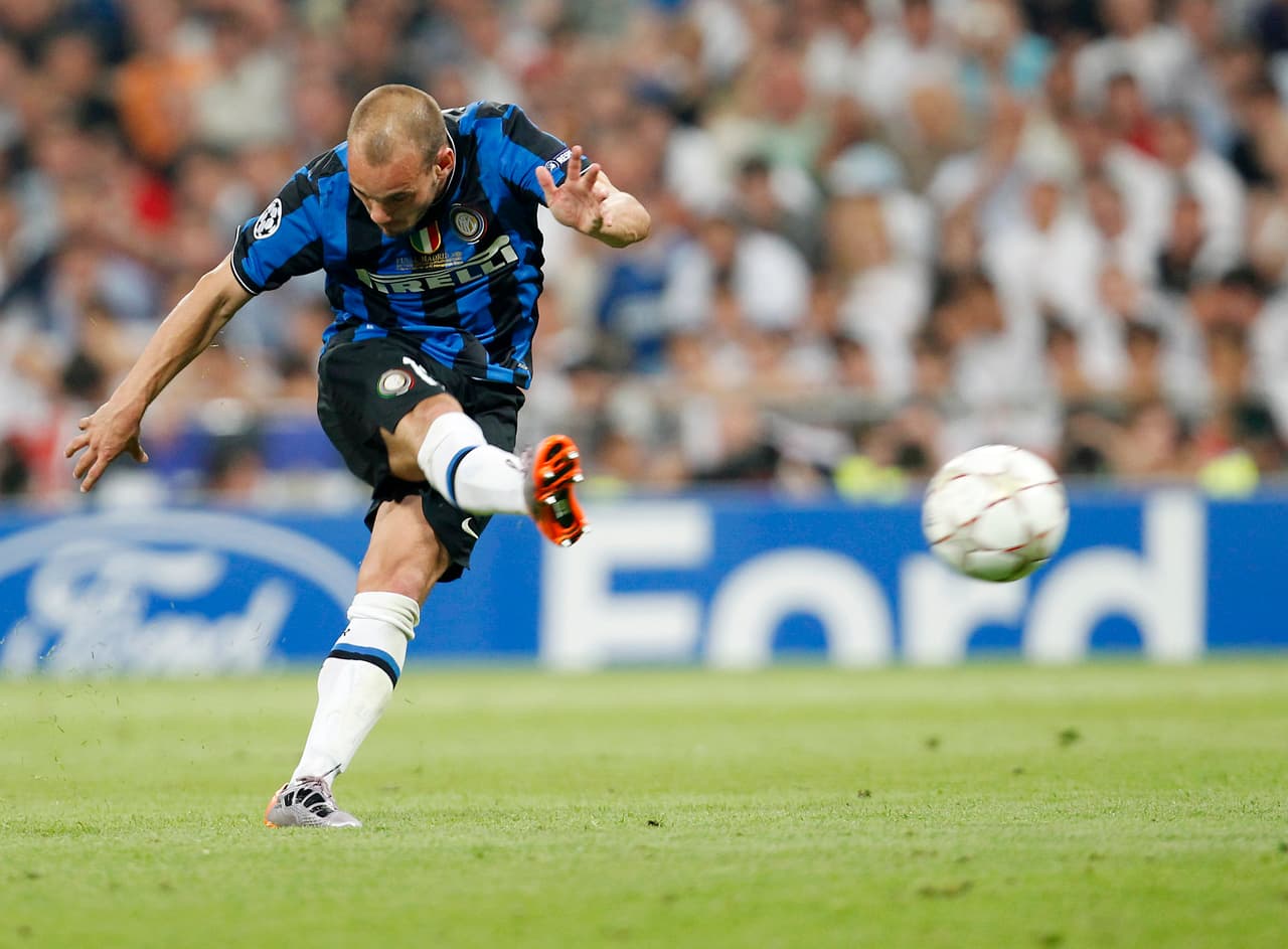 Por otro lado, en la máxima justa continental, no eran tan aplastantes. Con sólo dos partidos ganados y tres empates superaron la ronda de grupos. Milito y Sneijder fueron piezas clave.