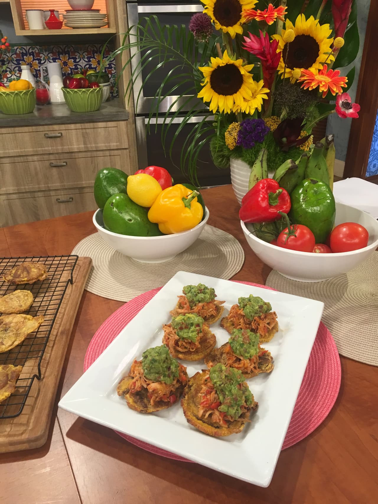Aprendimos a cocinar tostones (patacones) con pollo al horno.