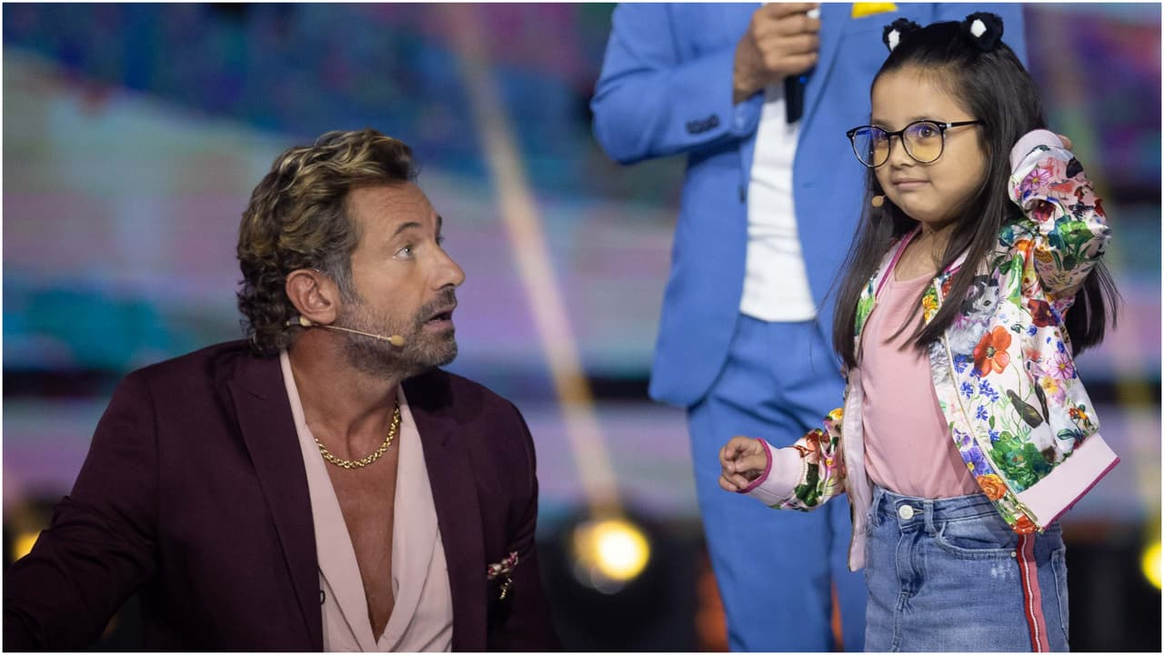 Arly en el primer episodio de Mi Famoso y Yo