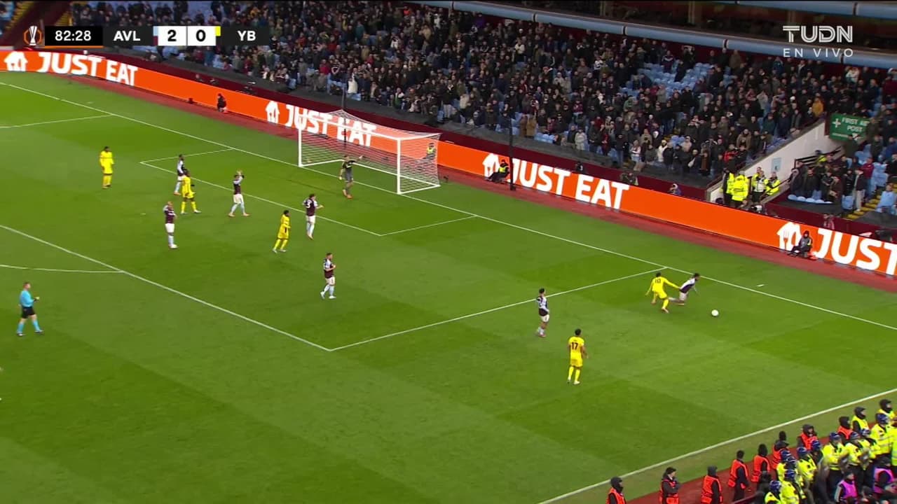 ¡TIRO ATAJADO! disparo por Ollie Watkins.