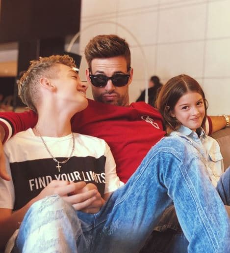 "Mis pingüinos están en la ciudad", comentó el protagonista de 'Sortilegio' (2009), con lo que dejó claro que sus retoños lo visitaron en la ciudad donde graba su nuevo proyecto con el que regresará a la pantalla chica.