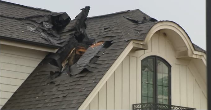 Un rayo cae sobre una casa de Clayton, en el condado de Johnston y provoca un incendio 