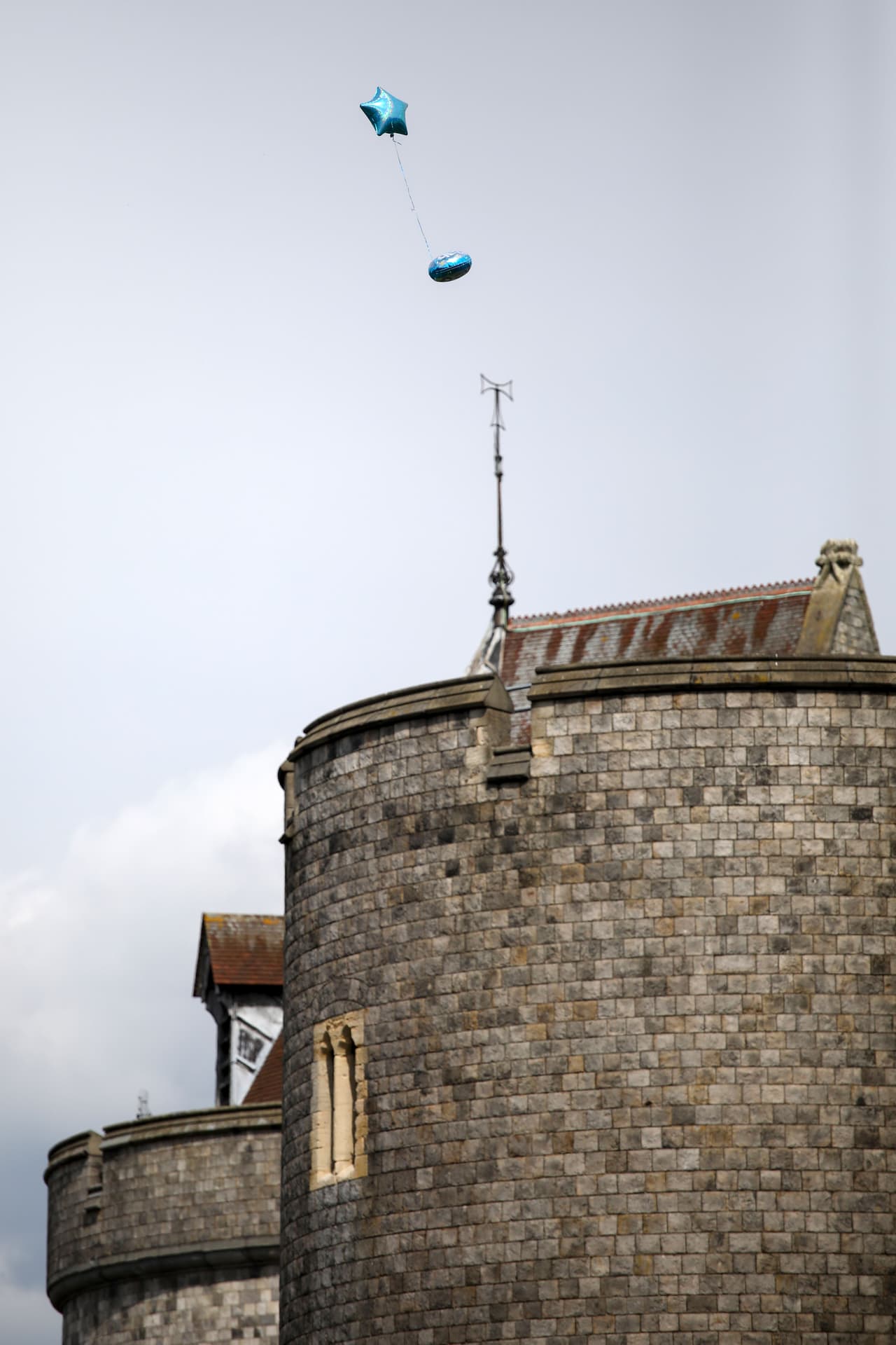 Algunos globos azules se le escaparon a quien los llevó a Windsor para celebrar que 
<b><a href="https://www.univision.com/famosos/sigo-pensando-en-nombres-el-principe-harry-visiblemente-emocionado-anuncia-que-meghan-dio-a-luz-a-un-varon-video">el niño nació bien</a></b>.