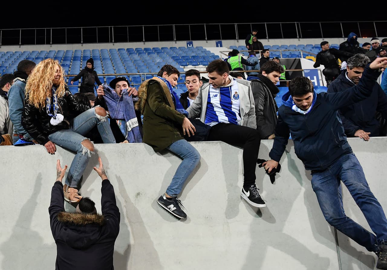 Spectators evacuate the stands after being instructed by police and security personnel during the Portuguese league football match between GD Estoril Praia and FC Porto at the Antonio Coimbra da Mota stadium in Estoril on January 15, 2018. / AFP PHOTO / FRANCISCO LEONG / The erroneous mention[s] appearing in the metadata of this photo by FRANCISCO LEONG has been modified in AFP systems in the following manner: [January 15, 2018] instead of [January 14, 2018]. Please immediately remove the erroneous mention[s] from all your online services and delete it (them) from your servers. If you have been authorized by AFP to distribute it (them) to third parties, please ensure that the same actions are carried out by them. Failure to promptly comply with these instructions will entail liability on your part for any continued or post notification usage. Therefore we thank you very much for all your attention and prompt action. We are sorry for the inconvenience this notification may cause and remain at your disposal for any further information you may require. (Photo credit should read FRANCISCO LEONG/AFP/Getty Images)