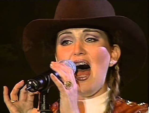 El flechazo entre el entonces futbolista y la intérprete de 'Yo sin tu amor' ocurrió cuando Alicia iniciaba su carrera con el grupo Límite durante un concierto de la cantante, en 1996.