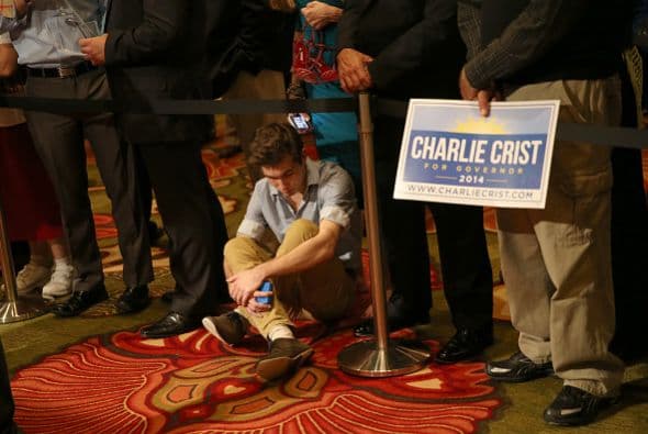 En tanto, los partidarios de su rival Charlie Crist escuchan tristes los resultados.