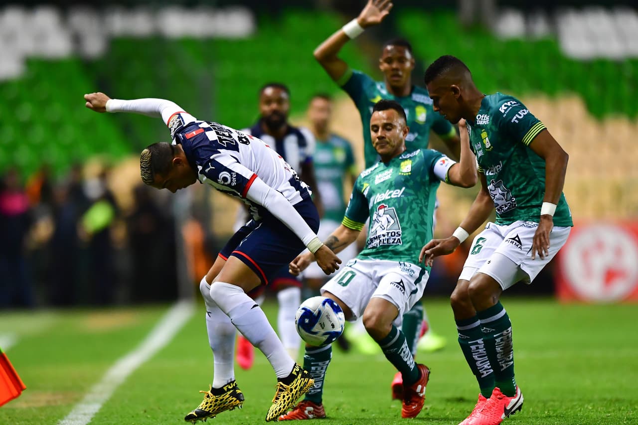 Luis Montes se lució con doblete en la goleada de 3-1 sobre el campeón Monterrey que alaga su racha a cinco jornadas sin triunfo.