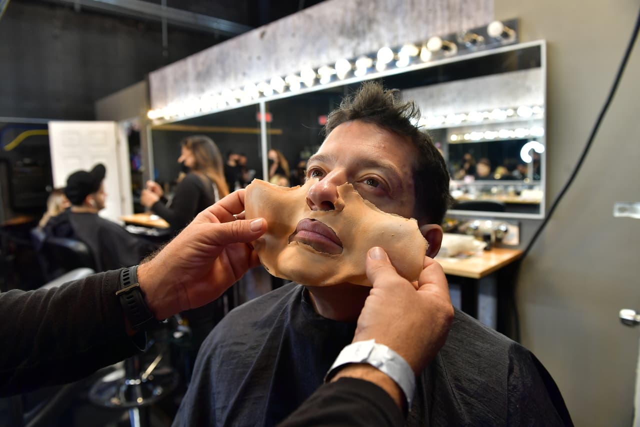 Para cerrar con broche de oro tuvimos a 
<b><a href="https://www.univision.com/shows/tu-cara-me-suena/tesorote-yahir-arrasa-al-personificar-a-laura-leon-en-tu-cara-me-suena-2022-video" target="_blank">Yahir</a></b>
<a href="https://www.univision.com/shows/tu-cara-me-suena/tesorote-yahir-arrasa-al-personificar-a-laura-leon-en-tu-cara-me-suena-2022-video" target="_blank"> y su caracterización como Laura León 'La Tesorito'</a> con el tema 'Dos Mujeres un Camino', una de las actuaciones más esperadas de la noche.