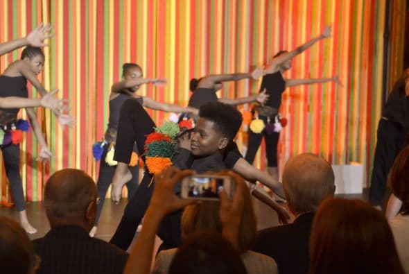 Yla formación musical en centros públicos con el fin de ayudar a que los estudiantes mejoren su desempeño escolar.