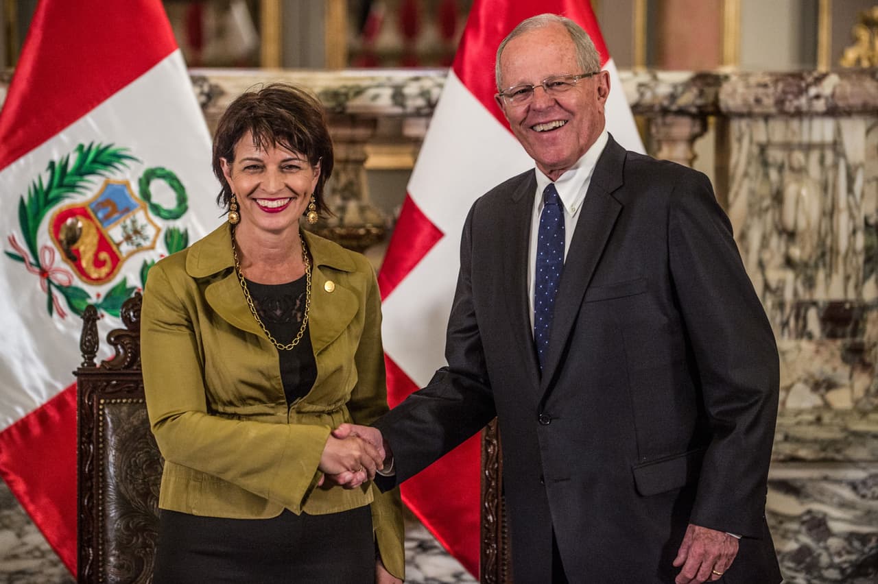 <b>Abril, 2017.</b> El presidente peruano niega haber recibido aportes de la constructora Odebrecht, ante la fiscalía que investiga posibles irregularidades en la licitación del Gasoducto del Sur. En la imagen la presidenta de Suiza, Doris Leuthard en una visita a Perú ese mismo mes.