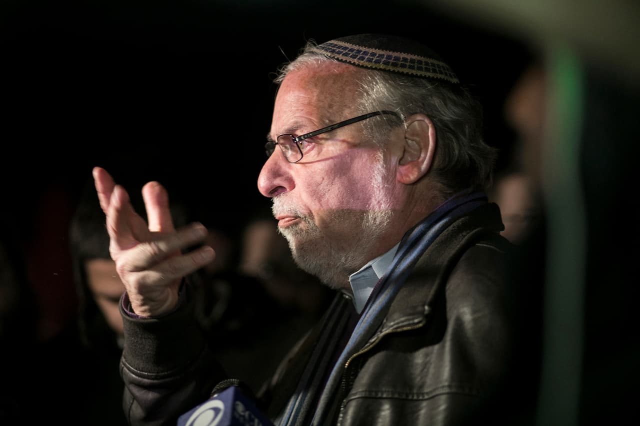 Según los registros públicos, la casa donde ocurrió el ataque pertenece al rabino Chaim Rottenberg, quien dirige la sinagoga adyacente.