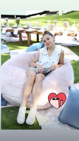 Orgulloso de su retoño, A-Rod publicó esta imagen de la festejada, donde se aprecia su outfit fresco y cómodo para la ocasión.