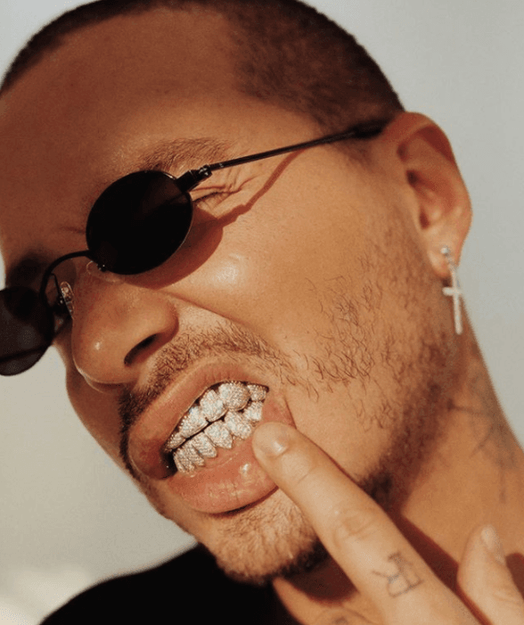 J Balvin no ha parado de presumir en las redes su nueva dentadura cubierta en plata y diamantes, una moda que ha sobrevivido décadas entre la comunidad de artistas urbanos.