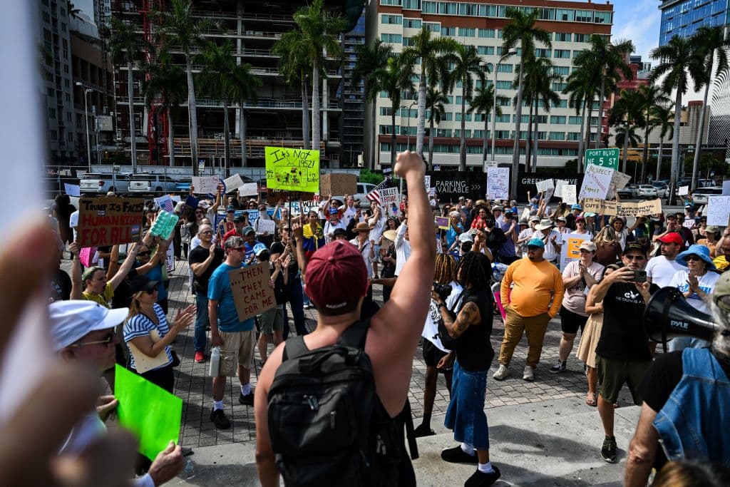 Con pancartas, consignas y gritos protestaron contra Trump en Miami.