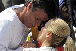 Leopoldo López se despide de su esposa poco antes de entregarse a las autoridades el 18 de febrero durante una manifestación en Caracas.