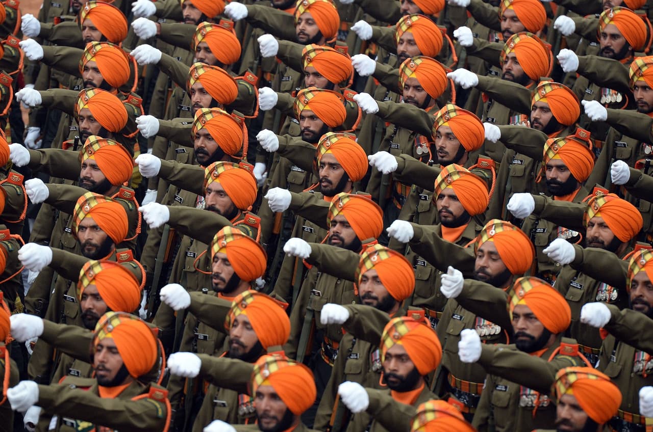 <b>Puesto 4. India. </b>Otro de los países aventajados en el índice GPF por su alta población, casi 1,300 millones de personas. Cuenta con 3,462,500 militares, entre activos y reservistas. Su poder militar consta de 2,82 aeronaves (aviones y helicópteros), 4,184 tanques, 295 buques (1 portaaviones, 11 destructores y 16 submarinos, entre otros). Tiene un 
<i>Powerindex</i> de 0.1593 puntos.