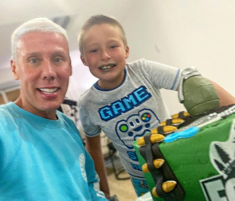 Además de Angélica Rivera, otra celebridad con las que tiene gran amistad es la presentadora Galilea Montijo, incluso, el maquillista es el padrino de su hijo Mateo.
<br>