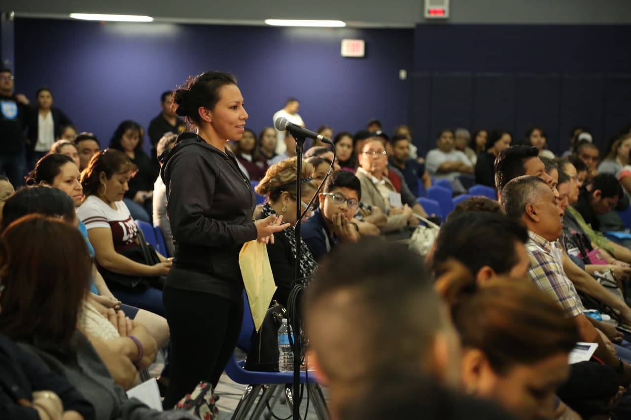 Esta joven 'dreamer' preguntó qué tan seguro era salir de viaje fuera del país si tenía un permiso de viaje. La respuesta de Raed González fue que lo hiciera sin temor.