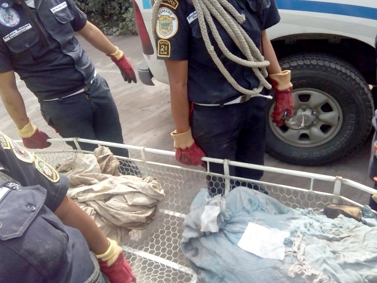 Los bomberos municipales de Escuintla, encargados de esa recuperación de cuerpos, agruparon a las víctimas para llevarlas a la morgue. "Las condiciones son sumamente críticas en este momento", dijo Eddy Sánchez, director de Insivumeh.