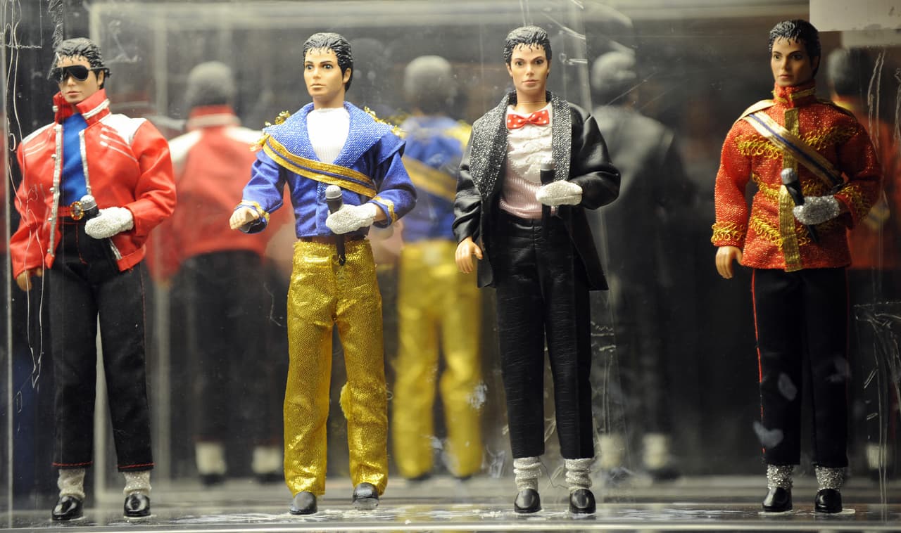 Actualmente, los muñecos del 'Rey del pop' suelen venderse por internet y los precios van desde los 100 hasta 1,000 dólares, dependiendo de la ropa o calidad de la pieza.