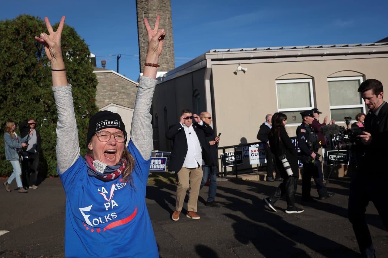 Después de trabajar como voluntaria para el Partido Demócrata de Pensilvania durante meses, Naomi Roth celebra la llegada del día de las elecciones en el centro de votación de Bryn Athyn Borough Hall el 8 de noviembre de 2022 en Huntingdon Valley, Pensilvania.