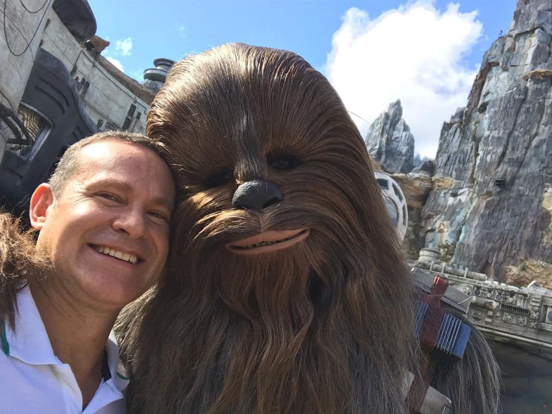 El peludo personaje del planeta Kashyyyk y Alan Tacher son amigos, así que se tomaron una 'selfie' y luego lo invitó a que visitara el 'Millennium Falcon'.