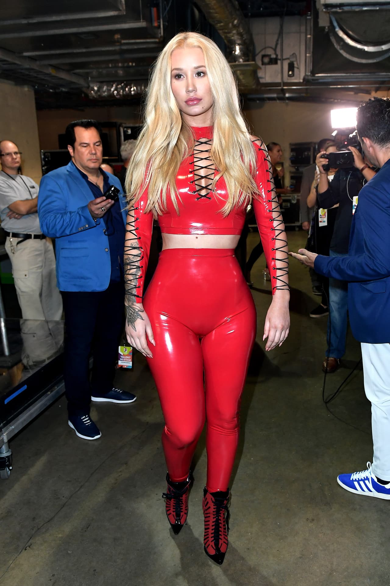 Con ese atuendo rojo hecho de spandex capturó las miradas de todos y todas.