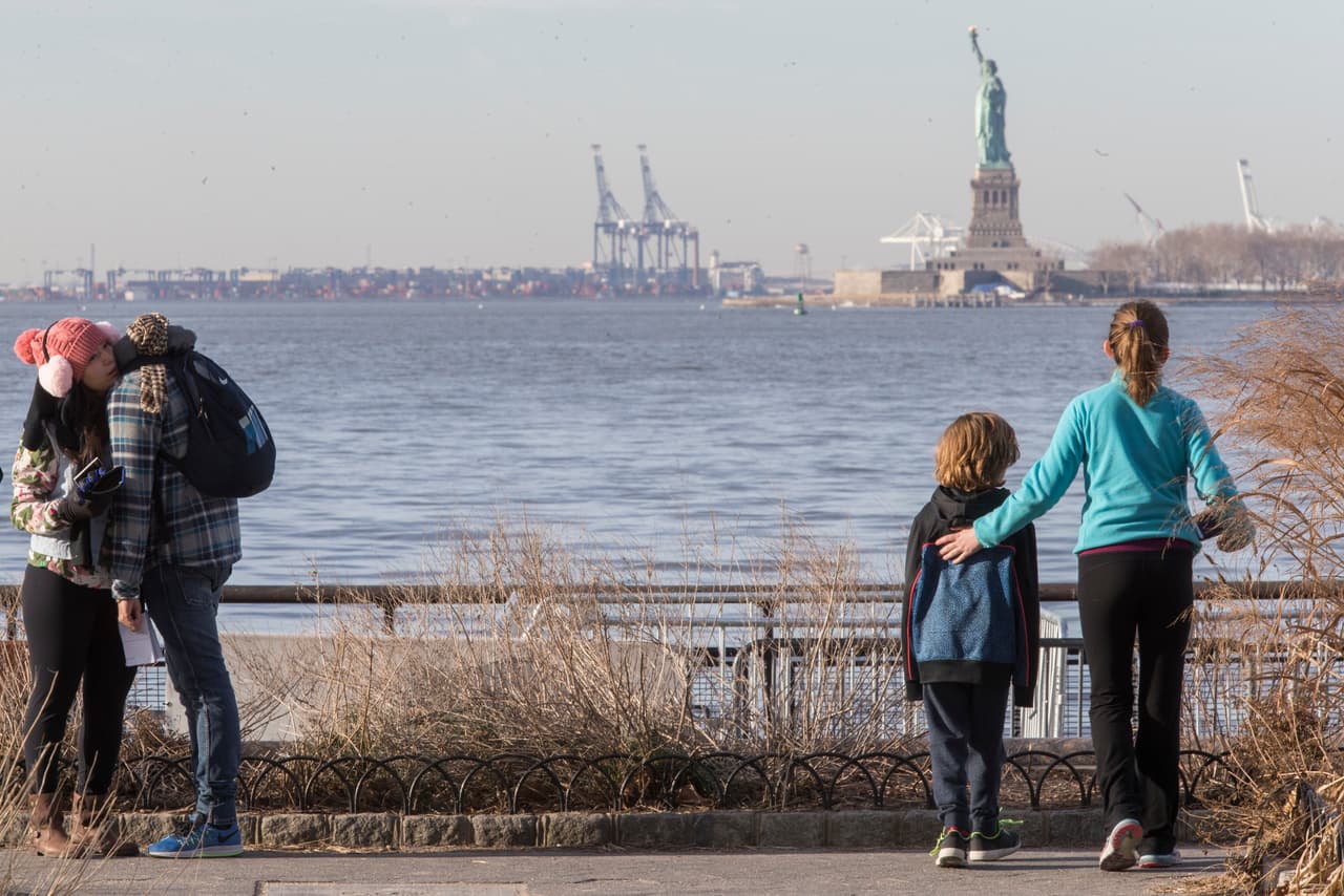 Así se veía la Estatua desde Battery Park, en Nueva York.