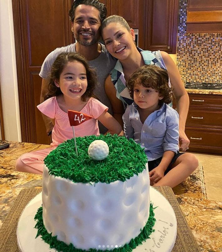 Tras su divorcio la mexicana rehízo su vida y 
<b>se casó en 2014 con Luis Carlos Martínez</b>, hermano de su excompañera de Despierta América, Karla Martínez, y tienen dos hijos: Giulietta y Gael, de 5 y 2 años, respectivamente. 
<br>