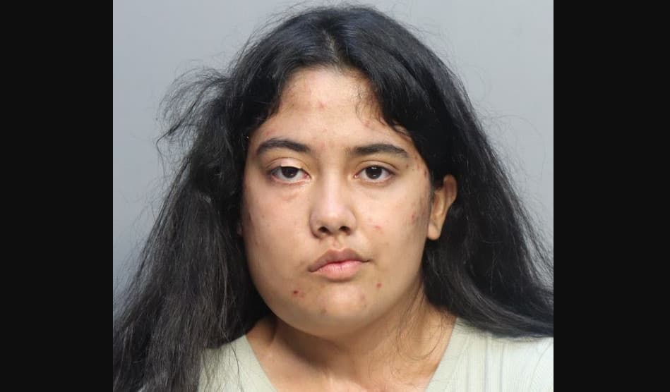 Arrestan a una adolescente de Florida que intentó contratar a un sicario para asesinar a su propio hijo de 3 años