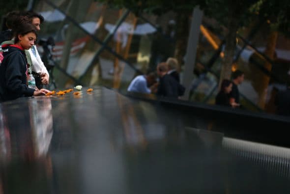 La ceremonia para conmemorar el decimotercer aniversario del 11 de septiembre de 2001 con la que los neoyorquinos recuerdan a las casi 3,000 víctimas de los atentados de esa fecha contra Estados Unidos, arrancó en el Memorial del 9/11. Líderes políticos, familiares de las víctimas y agentes de orden participaron en la ceremonia en la cual los nombres de cada víctima fueron leídos.