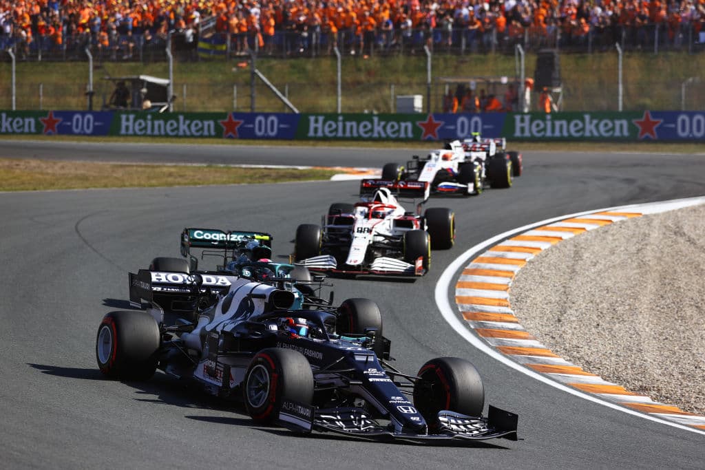 Max Verstappen se lleva el Gran Premio de Holanda y triunfa en su casa ante su público y, además, vuelve a la cima de la Formula 1. El podio fue compartido con Lewis Hamilton y Valtteri Bottas de Mercedes Benz en segunda y tercera posición, respectivamente. El mexicano Sergio Pérez quedó en octava posición.