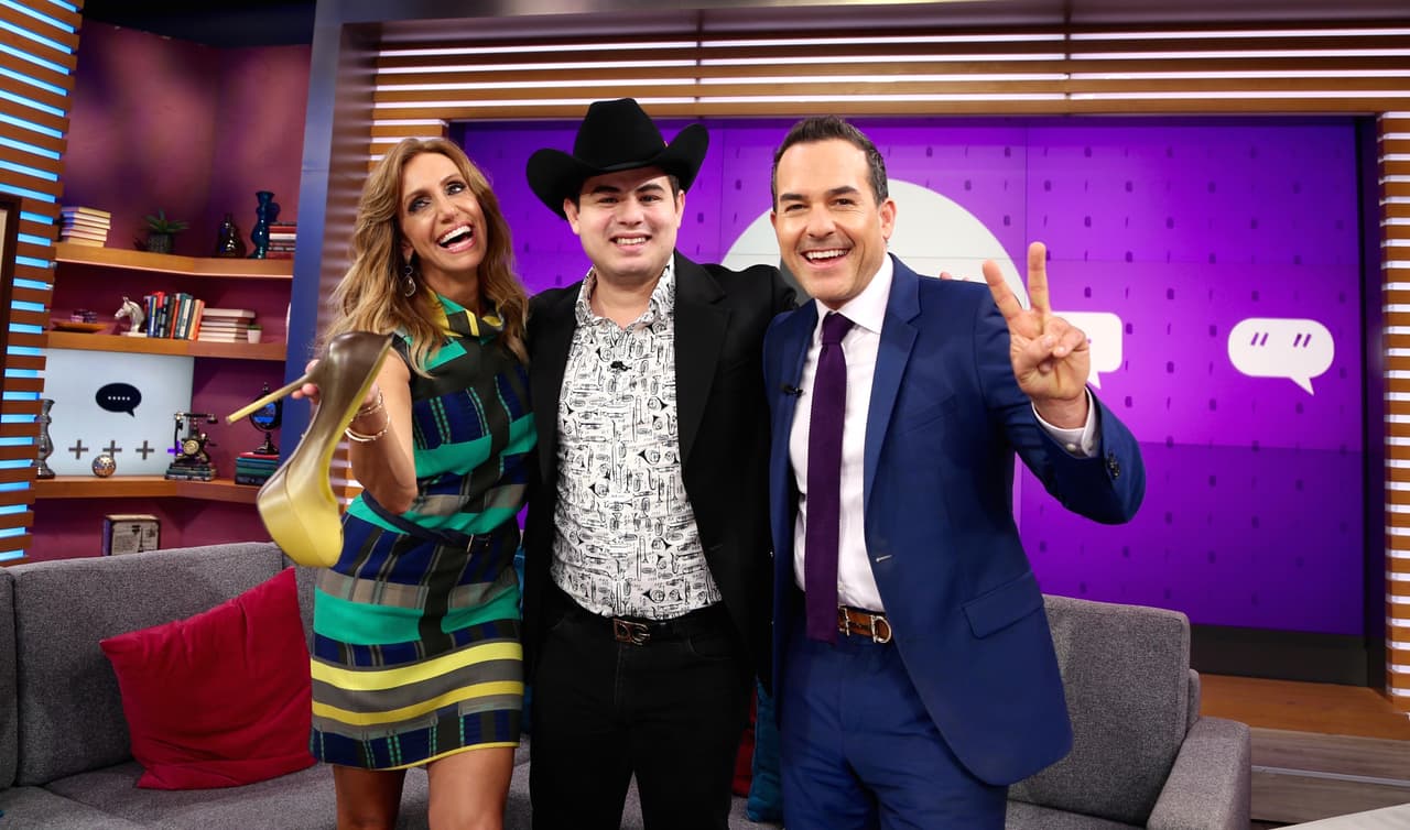 "Hay muchas, 'Un puño de tierra', hay otra que particularmente me gusta mucho, se llama '20 mujeres' y la que ya pedí a modo de broma si tú quieres, pero que yo sí la tengo contemplada es 'A mi manera', es una obra maestra que pondría en el número uno".