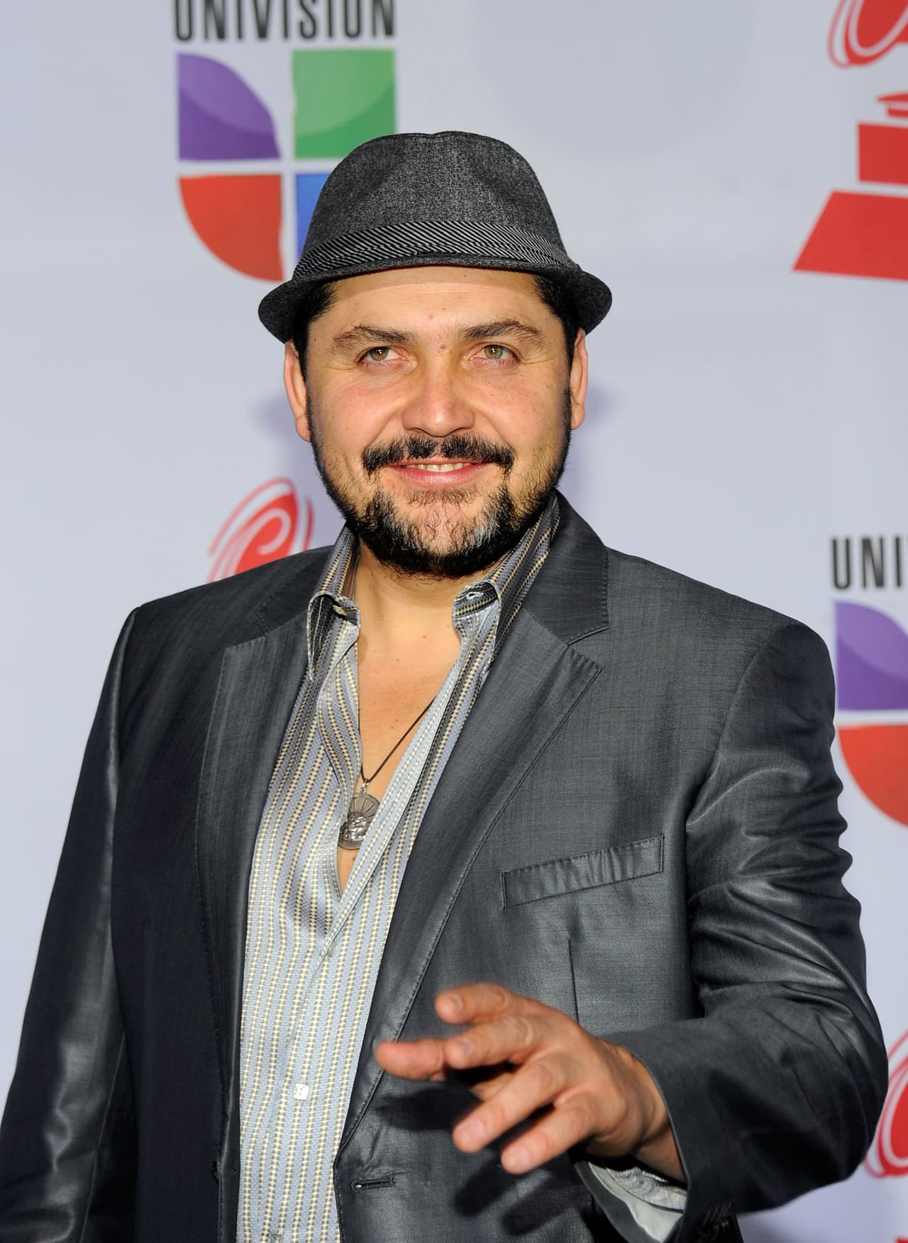 "Incluye las primeras 12 cartas y la treceava es una canción inédita que la familia Cantoral me dio el honor de grabar, la compuso el maestro Roberto Cantoral y se llama 'Me quedé sin habla', es la cumbre del disco, no es el bonus track, es el cierre".