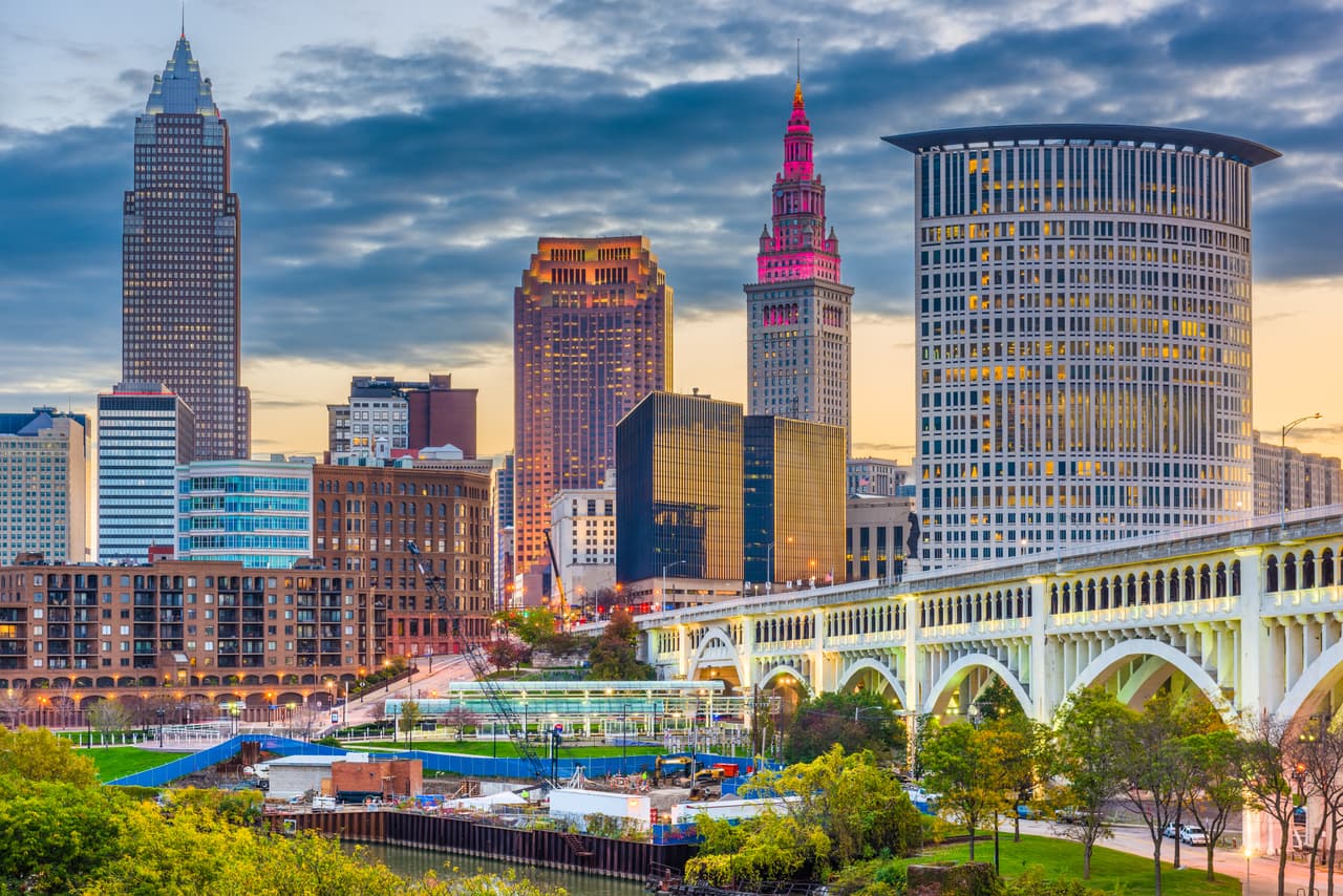 <b>Puesto 17. Cleveland, Ohio.</b>
<br>
<br>Precio promedio de una residencia unifamiliar: 86,000 dólares.
<br>Renta mensual: 895 dólares.
<br>Cuota inicial del 20% para hipoteca: 17,200 dólares.
<br>Pago mensual de la hipoteca (luego del 20% de inicial): 489 dólares. 
<br>Diferencia entre alquiler e hipoteca mensual: 406 dólares.
<br>Ahorro al comprar en lugar de alquilar: 4,872 dólares al año.
