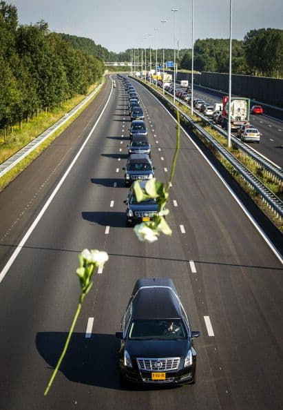 Un convoy de coches fúnebres llevó los cuerpos de las víctimas desde la base aérea de Eindhoven a una iglesia donde se celebró un servicio religioso.  