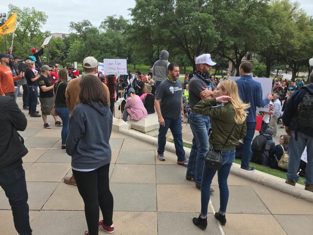 La manifestación fue promovida por Owen Shroyer de InfoWars, el sitio web de venta de conspiraciones con sede en Austin.