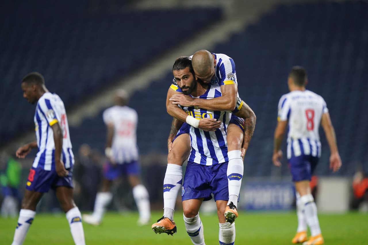 Castro (21’) adelantaba a los visitantes, Oliveira (45+1’) emparejó los cartones y Telles marcó dos penales (45+4’, 89’). Jesús Manuel Corona salió a los 87’ del partido.