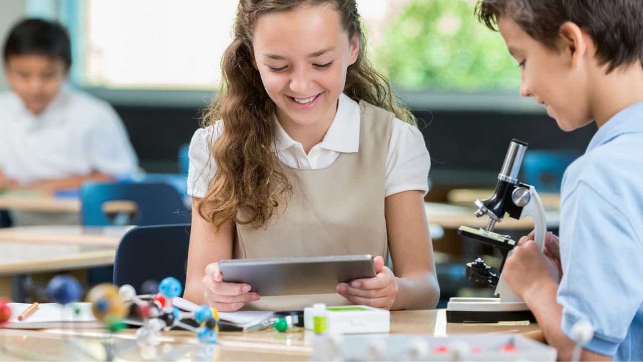 Los defensores de las escuelas también dicen que las escuelas chárter desvían de manera desproporcionada el efectivo de los distritos más pobres. Los legisladores republicanos han mantenido el statu quo a pesar de las quejas de larga data.