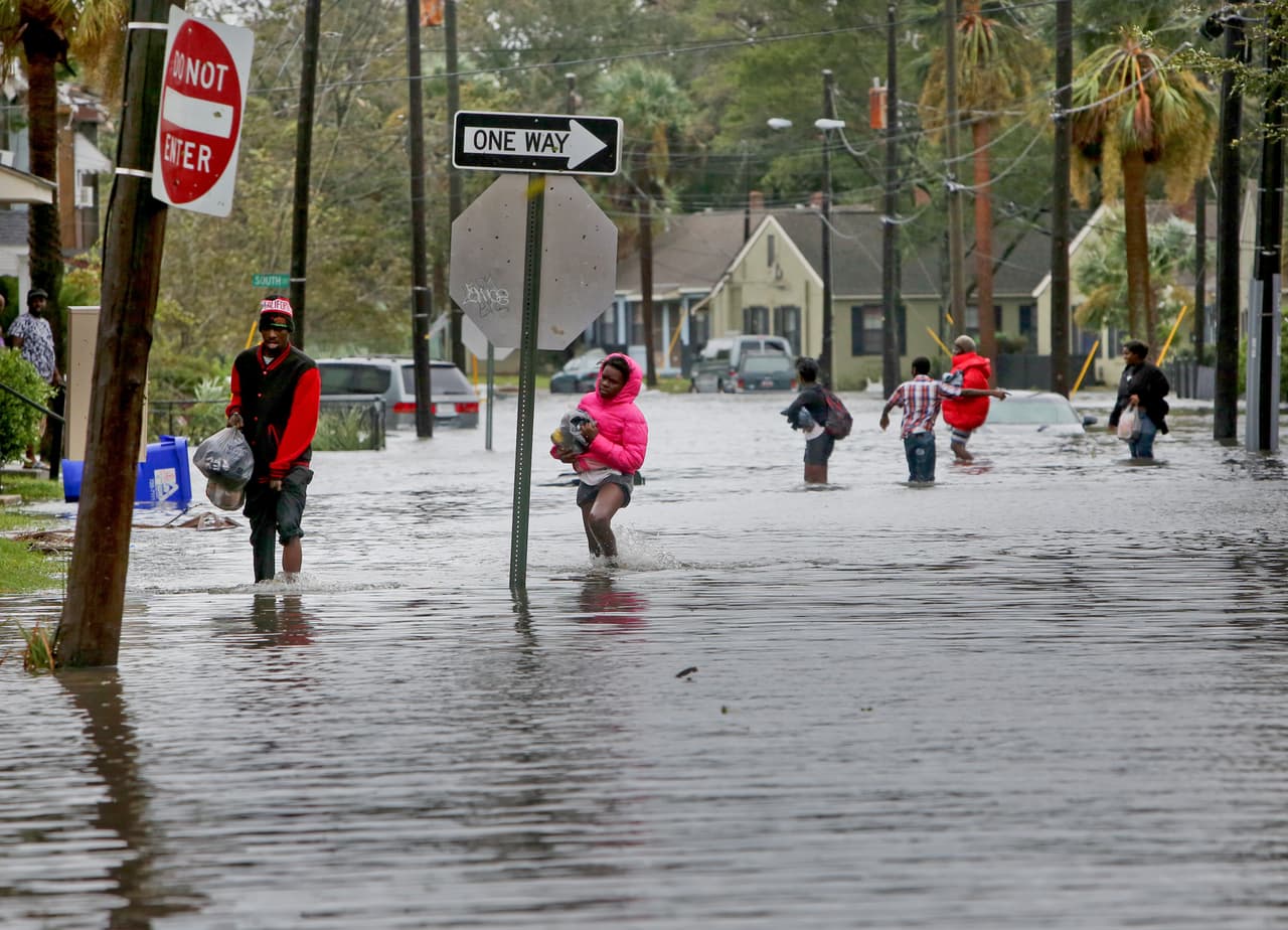 Habitantes de Charleston, Carolina del Sur, caminan por las calles inundadas el 8 de octubre.