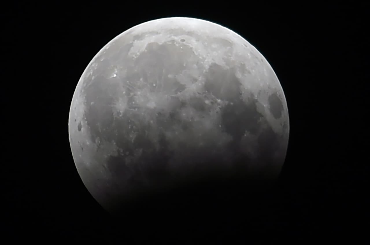 En los eclipses de Luna la Tierra se interpone entre el Sol y la Luna, oscureciendo a esta última. La Luna entra en la zona de sombra de la Tierra. Esto solo puede ocurrir en Luna llena o plenilunio. Los eclipses lunares se dividen a su vez en totales, parciales y penumbrales, dependiendo de si la Luna pasa en su totalidad o en parte por el cono de sombra proyectado por la Tierra, o si únicamente lo hace por la zona de penumbra.