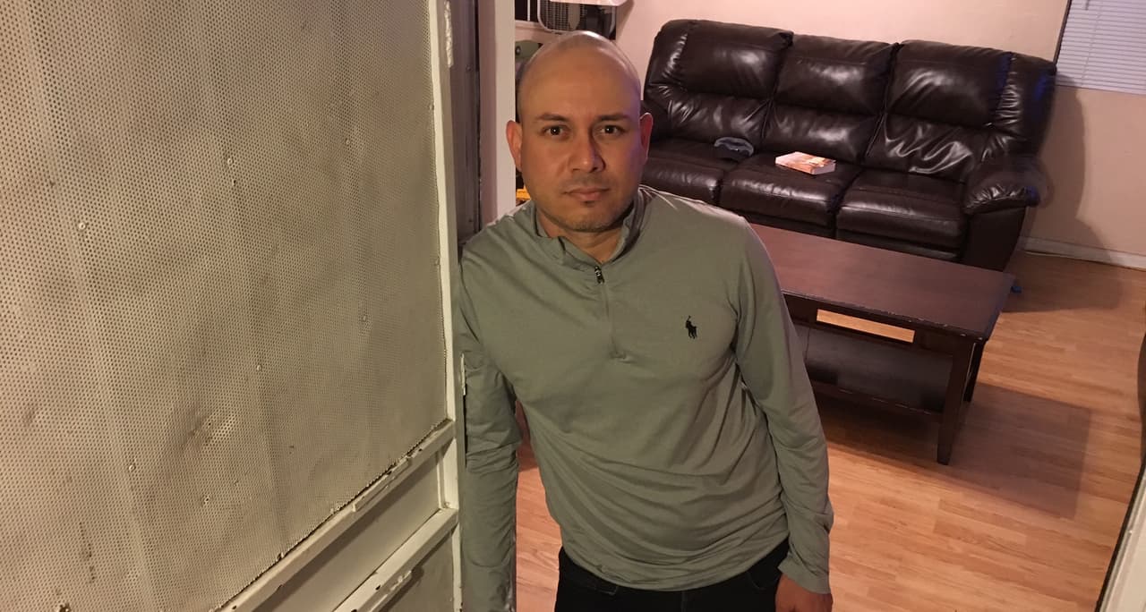 Jesús Ismael Núñez en su casa en el condado de Los Ángeles.