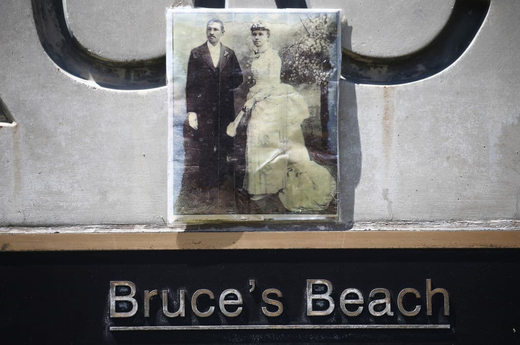La pareja 
<a href="https://hahn.lacounty.gov/bruces-beach-motion">Willa y Charles Bruce compró el gran lote frente a la playa en 1912</a>, convirtiéndolos en una de las primeras familias afroamericanas en ser propietarios en Manhattan Beach.