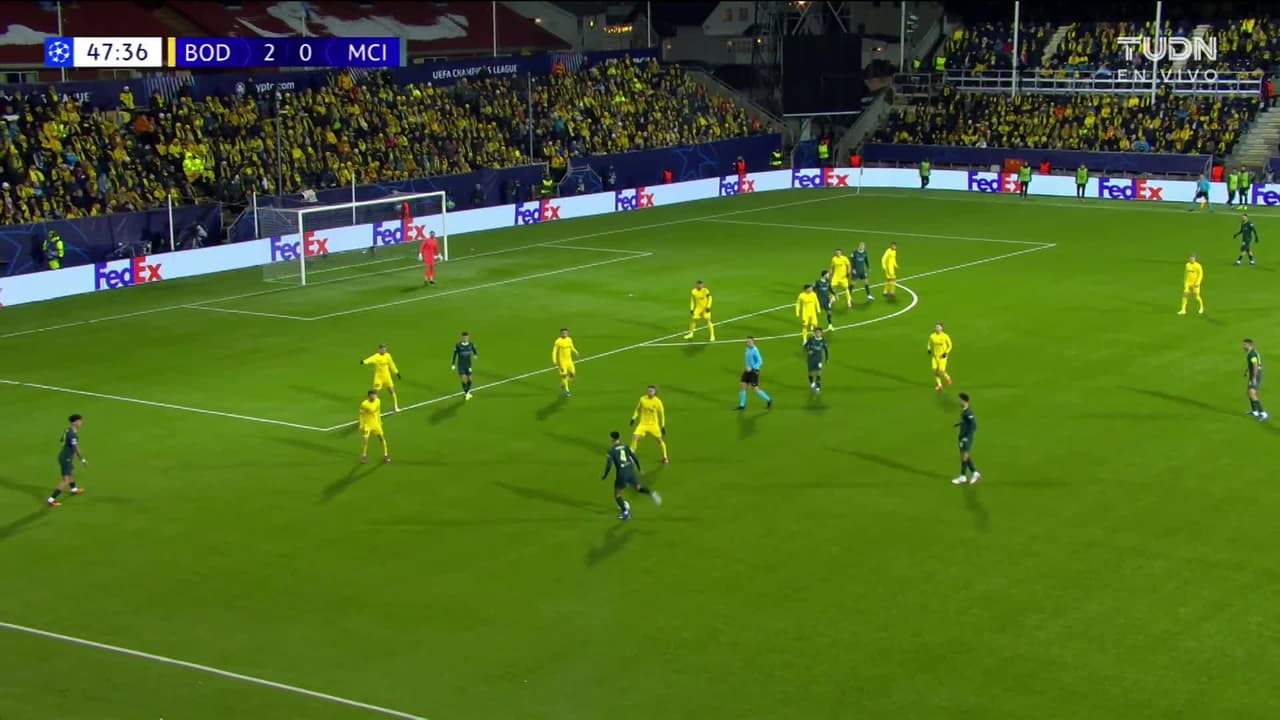 ¡TIRO ATAJADO! disparo por Tijjani Reijnders.