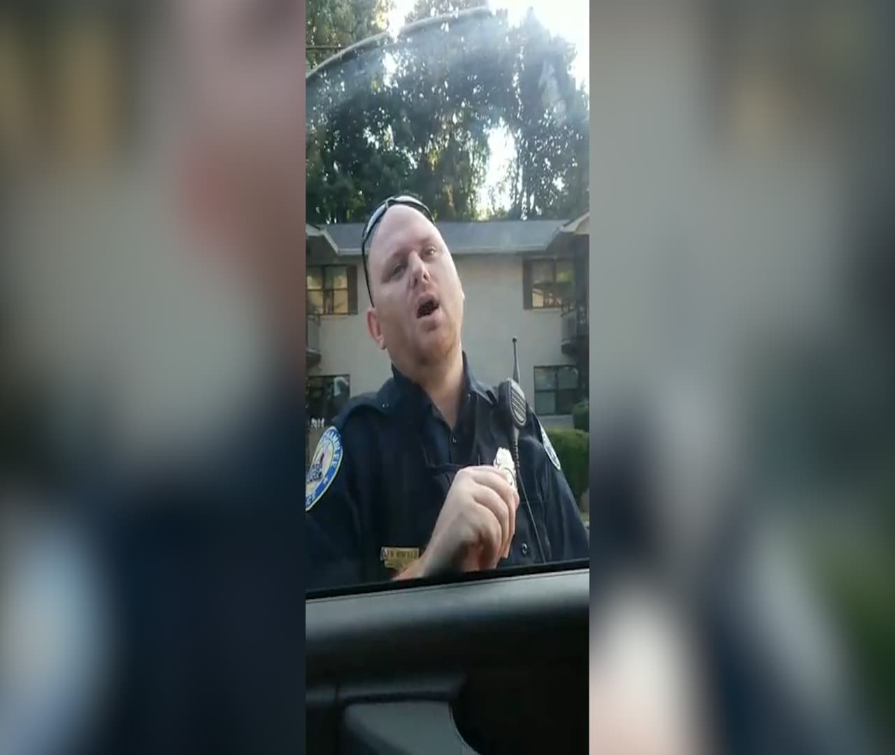 Martínez transmitió el encuentro en Facebook. En el video, que duró más de 20 minutos, se ve cuando un oficial, identificado como Mike Winfield, dice al joven y su padre que si se bajan "no les pasará nada".