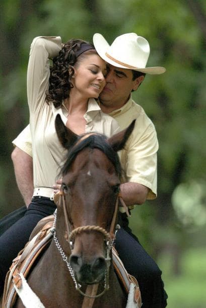 La pareja que protagonizó la telenovela 'Barrera de amor' fue 
<b><a href="http://www.univision.com/temas/yadhira-carrillo">Yadhira Carrillo</a> </b>y 
<b>Sergio Reynoso</b>, ellos no convencieron mucho al público con su relación en el melodrama, porque él nunca había llevado el rol central de ninguna telenovela, mientras que la actriz ya llevaba varias historias en su carrera artística.