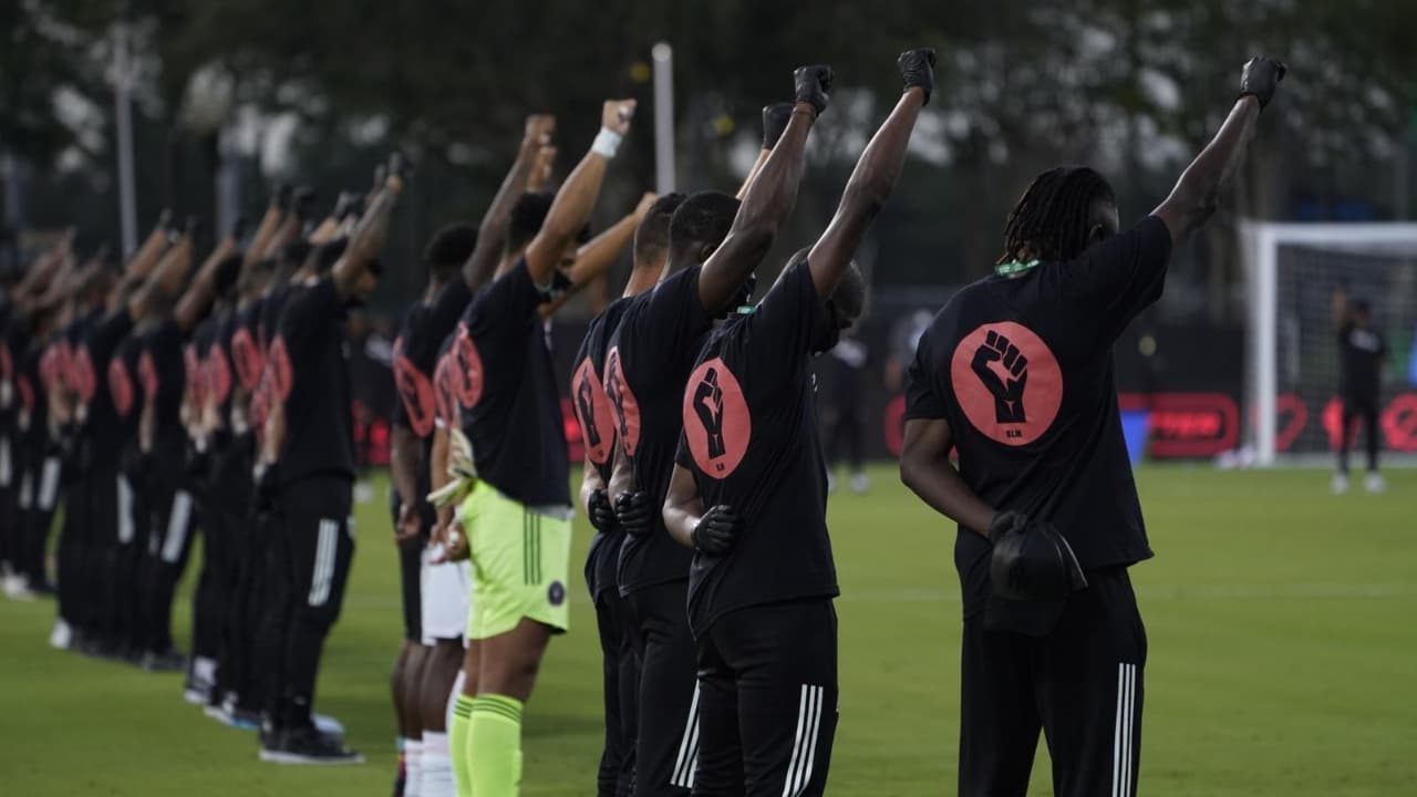 Así fue como los jugadores de la MLS rindieron homenaje y apoyaron al movimiento 'Black Lives Matter' momentos antes del pitazo inicial.