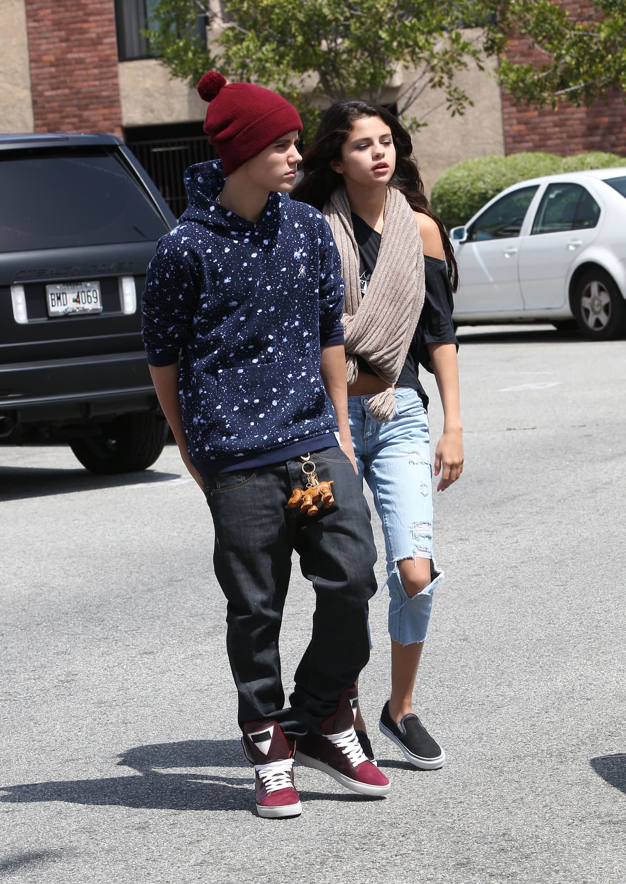 Justin Bieber sorprendió el pasado martes, al confesar en un mensaje que publicó en Instagram que
<b><a href="https://www.univision.com/famosos/amo-a-selena-pero-estoy-enamorado-de-mi-esposa-justin-bieber-pone-en-su-lugar-a-un-fan-fotos">sigue amando a su exnovia Selena Gómez</a></b>, aunque realmente ama y está enamorado de su esposa, la modelo Hailey Baldwin.