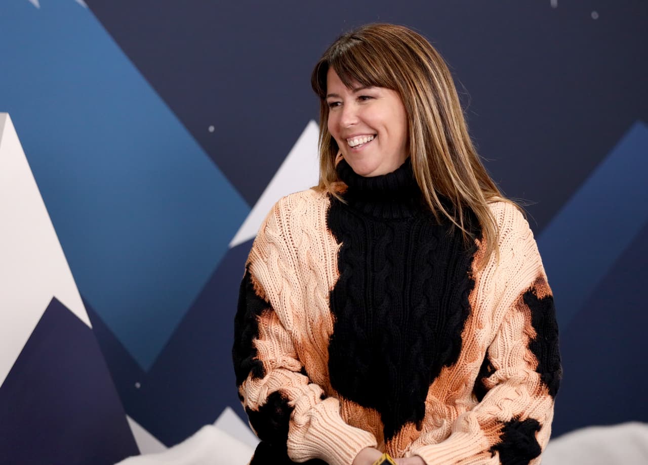 <b>Patty Jenkins</b>, 
<b>primera mujer en dirigir una película de superhéroes.</b> En 2017 la cineasta dirigió la exitosa ‘Wonder Woman’ (‘Mujer Maravilla’, en español). Este es también el largometraje más taquillero dirigido por una mujer.